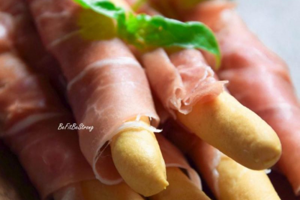 Domowe grissini z szynką parmeńską