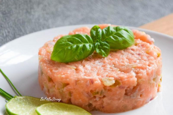 Tatar z surowego łososia