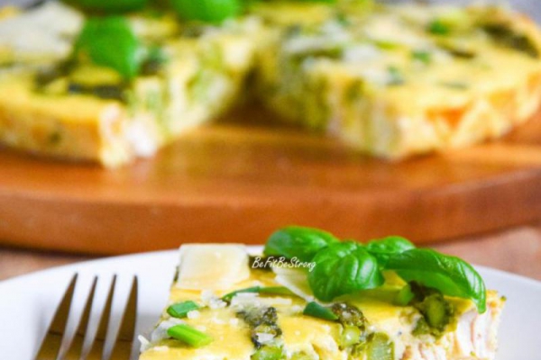 Frittata z kurczakiem i szparagami FIT
