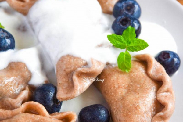 Pełnoziarniste pierogi z borówkami FIT