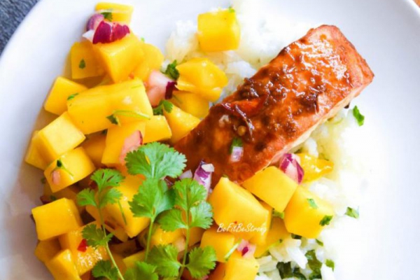 Pieczony łosoś teriyaki z salsą mango i cytrynowo-bazyliowym ryżem