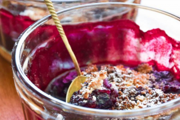 Borówki pod migdałową kruszonką – crumble FIT