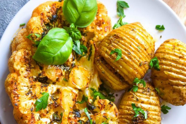 Steki z kalafiora z pieczonymi ziemniakami Hasselback FIT