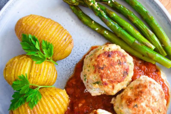 Pulpety z indyka nadziane mozzarellą z sosem marinara i pieczonymi szparagami FIT