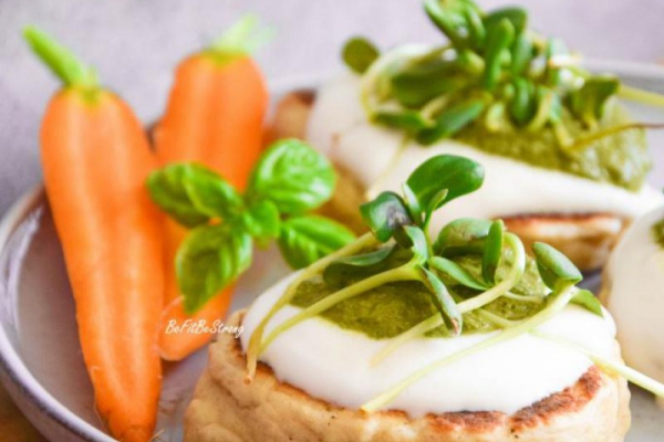 Żytnie placki ze zsiadłego mleka z pesto z natki marchewki
