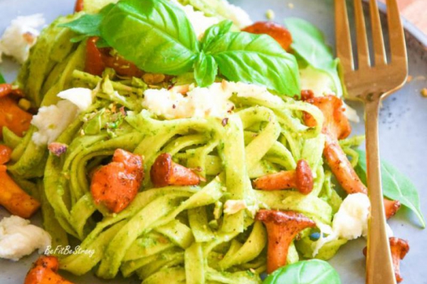 Makaron z pesto z rukoli i pistacji z kurkami