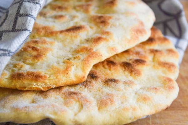 Chlebek naan – indyjski chlebek z patelni