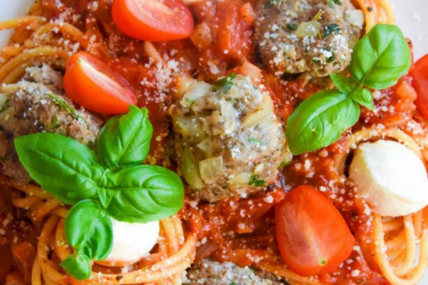 Spaghetti w sosie pomidorowym z pulpetami