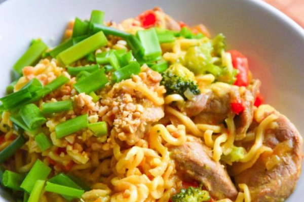 Makaron Mie z wieprzowiną i pastą curry FIT