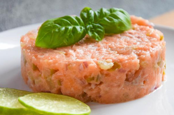 Tatar z surowego łososia