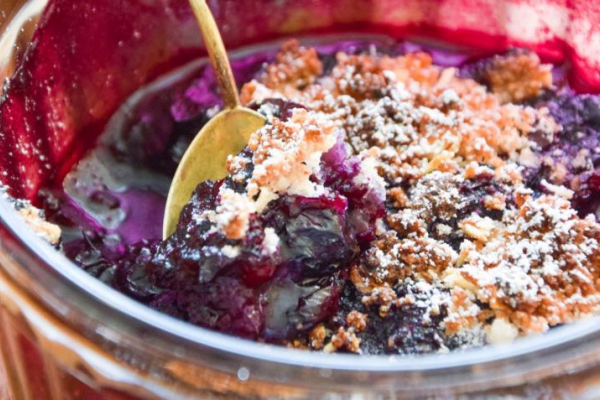 Borówki pod migdałową kruszonką – crumble FIT