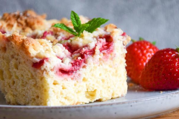 Pełnoziarniste ciasto drożdżowe z truskawkami i migdałową kruszonką FIT