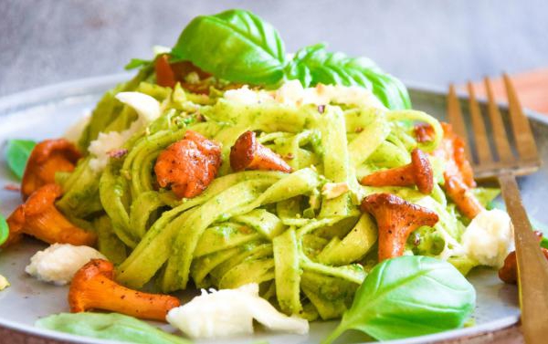 Makaron z pesto z rukoli i pistacji z kurkami
