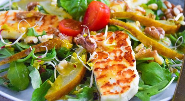 Sałatka z grillowanym Halloumi i gruszką