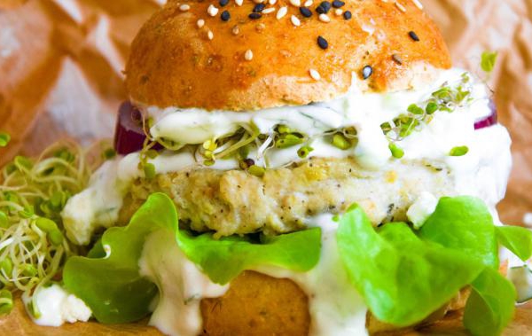 Burgery z indyka z fetą i sosem tzatziki