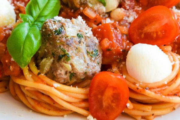 Spaghetti w sosie pomidorowym z pulpetami