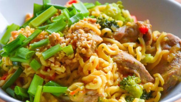 Makaron Mie z wieprzowiną i pastą curry FIT