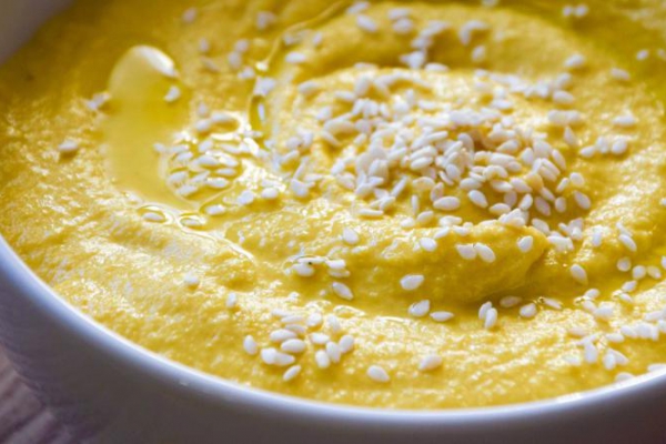 Hummus z mango i curry