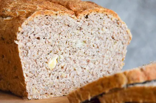 Pełnoziarnisty chleb pszenno-żytni z orzechami włoskimi