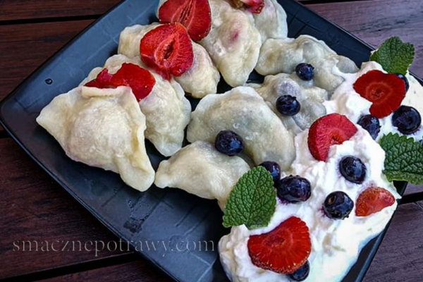 Domowe pierogi z owocami