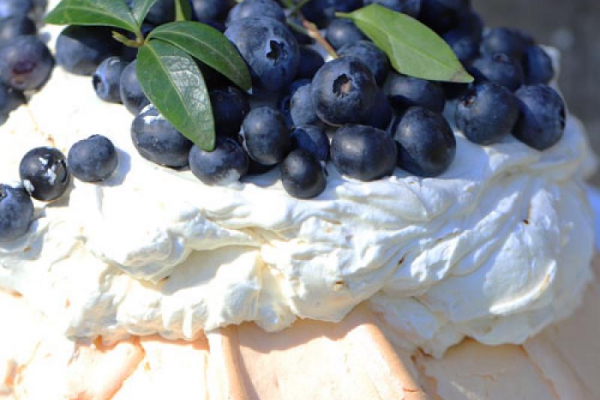 Pavlova z kremem kawowym i borówkami