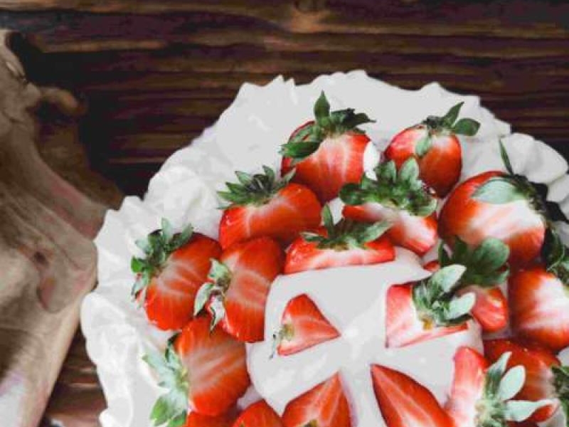 Prosty tort truskawkowy z frużeliną truskawkową i z bitą śmietaną