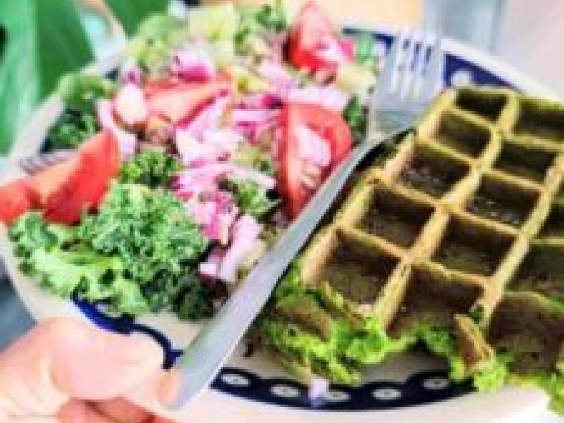 Keto gofry na słono z jarmużem