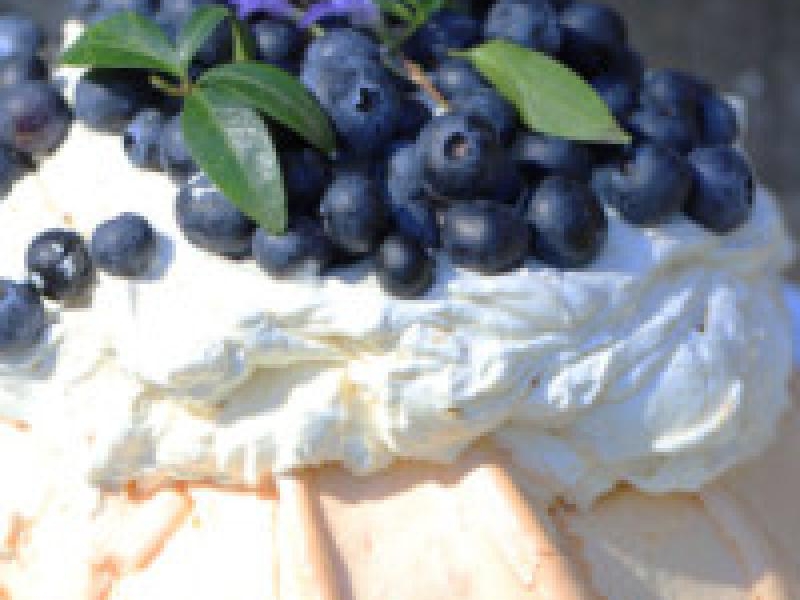 Pavlova z kremem kawowym i borówkami