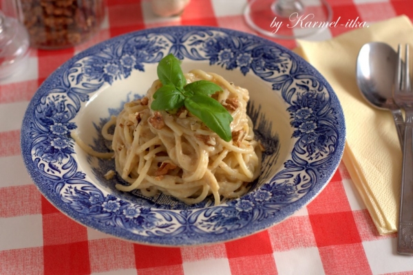 SPAGHETTI Z SOSEM Z CHLEBA I ORZECHÓW WŁOSKICH.