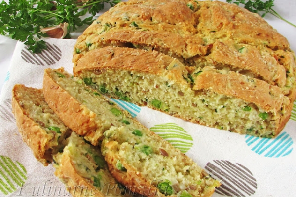 Chleb na sodzie z zielonym groszkiem, cukinią i serem feta