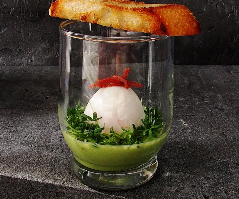 Jajko w szklance z sosem groszkowym, rzeżuchą i grzanką
