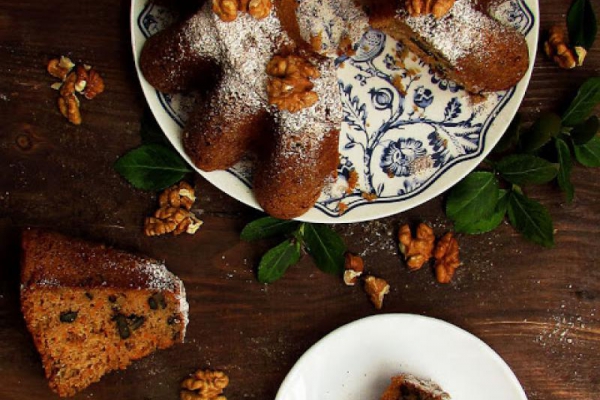 Babka jaglana z marchewką i orzechami włoskimi