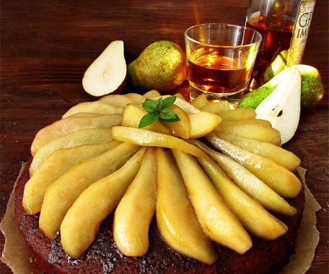 Czekoladowo - rumowe ciasto z karmelizowanymi gruszkami