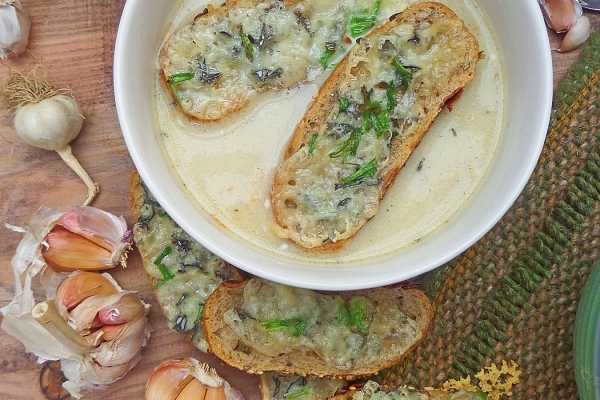 Zupa czosnkowa z grzankami z serem gorgonzola 