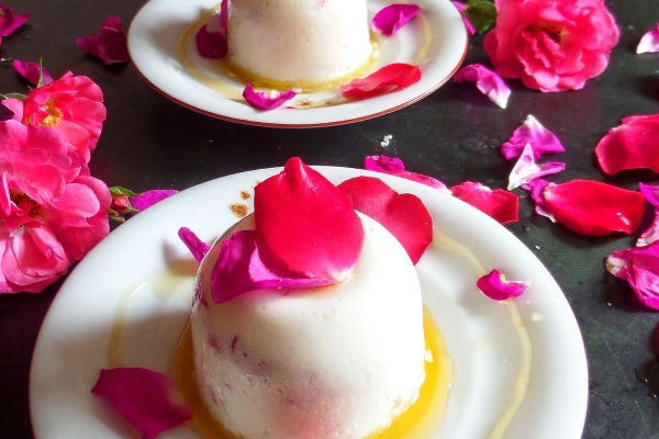 Jogurtowy deser z płatkami róż i miodem różanym