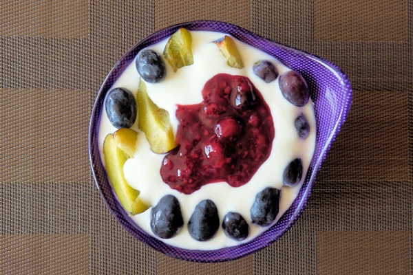 247. Orzechowa polenta z jogurtem, frużeliną i owocami