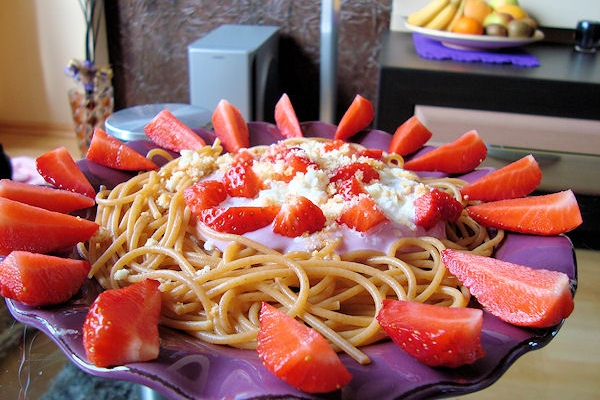 132. Pełnoziarniste spaghetti al dente z jogurtem, serkiem wiejskim, truskawkami i amaretti