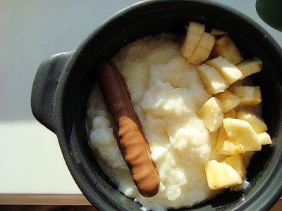 55. Płatki ryżowe z Milka ChocoLilaStix, białą czekoladą i bananem