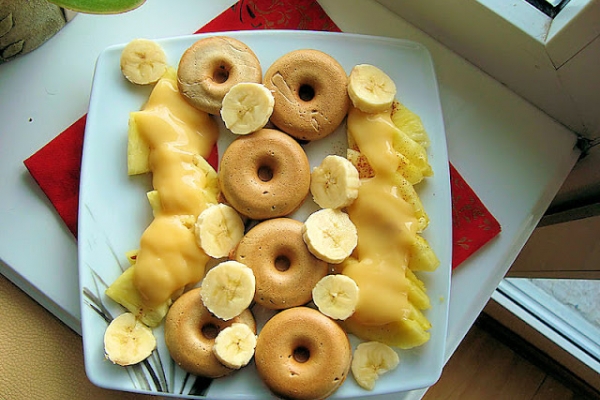 48.  Żytnie mini donuts z ananasem i bananem
