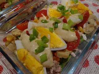 Sałatka z tuńczykiem i jajkami z delikatnym sosem musztardowo – majonezowym (śniadanie do pudełka)