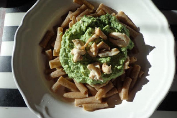 Żytni makaron razowy z brokułowym pesto