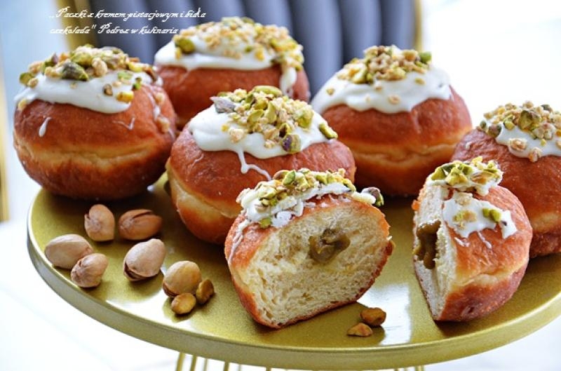 ,, Pączki z kremem pistacjowym i białą czekoladą’’