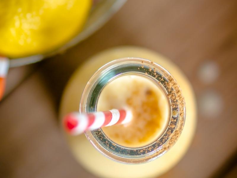KOKTAJL MIGDAŁOWY Z BANANEM I CYTRYNĄ