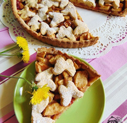 Wiosenna tarta z jabłkami na orkiszowym spodzie.