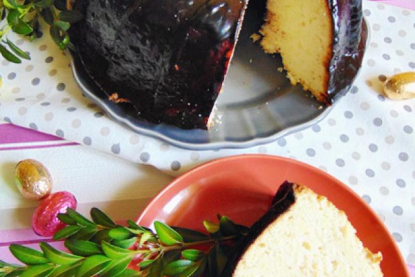 Cytrynowa babka z białek w polewie czekoladowej.