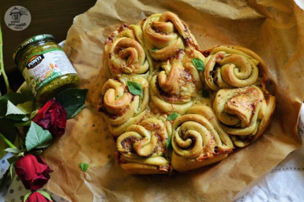 Serce z sosem pesto i żółtym serem.