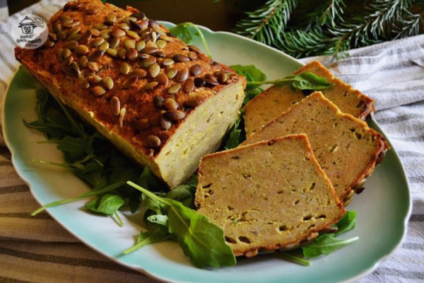 Pieczeń mięsna z kurkumą i pestkami dyni.