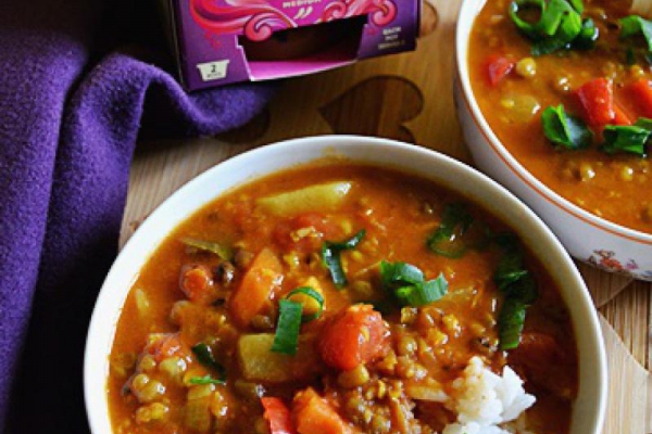 Rozgrzewająca zupa pomidorowa z fasolą mung oraz pastą Tikka Masala.