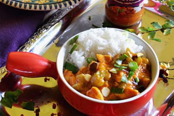 Rozgrzewająca potrawka z dynią, kurczakiem i sosem pomidorowym Tikka Masala od Pataks.