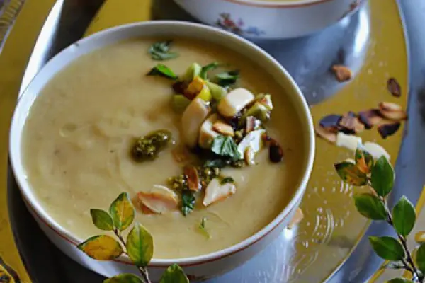 Zupa - krem z białych warzyw z dodatkiem pesto i marynowanego czosnku.